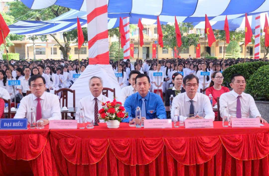 អង់គ្លេស៖ ព័ត៌មាន